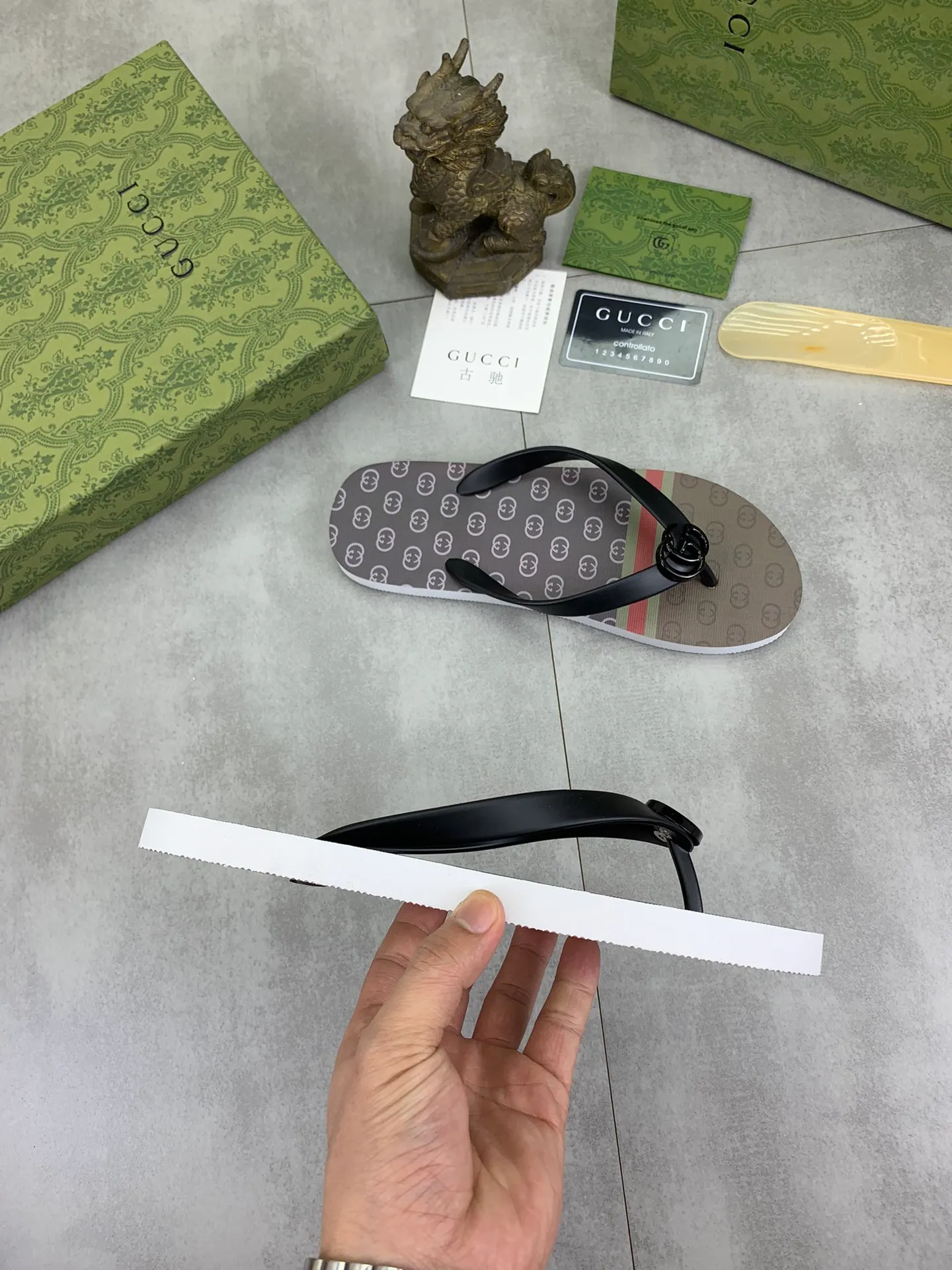 Men's men's shoes 💰P220💰【New style】🆘【GUCCI】Official website's popular Gucci adult couple 🧑‍🤝‍🧑 style, children's flip-flops are on sale at the counter simultaneously! Original fabric imported from Italy. Original bottom provided by the original factory. Size: Adult 36-45. Children’s size: 30-37. Multiple colors available.